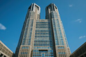 快晴の東京都庁とその周辺のビル群