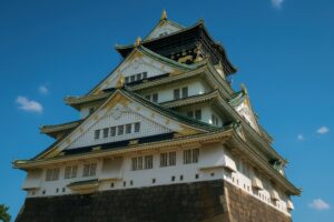 青空に映える大阪城天守閣の外観