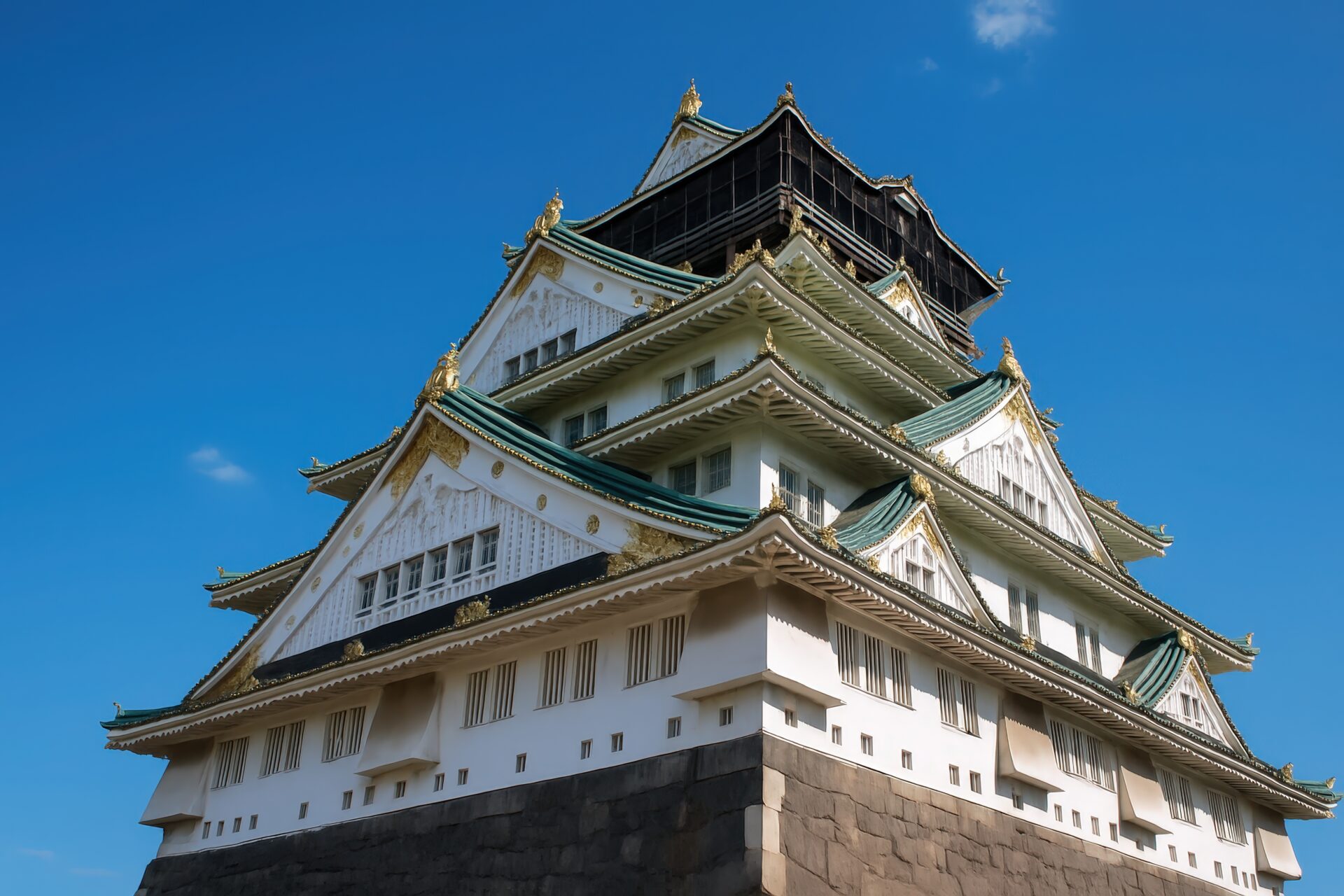 歴史を感じる大阪城の全景