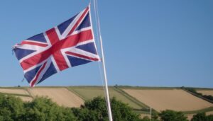 農村地帯を背景に掲げられたイギリス国旗