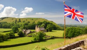 丘の上の建物と掲げられたイギリス国旗