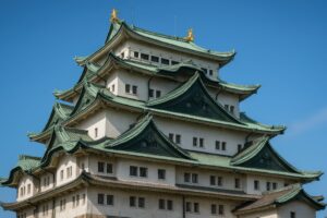 青空に映える名古屋城の外観写真