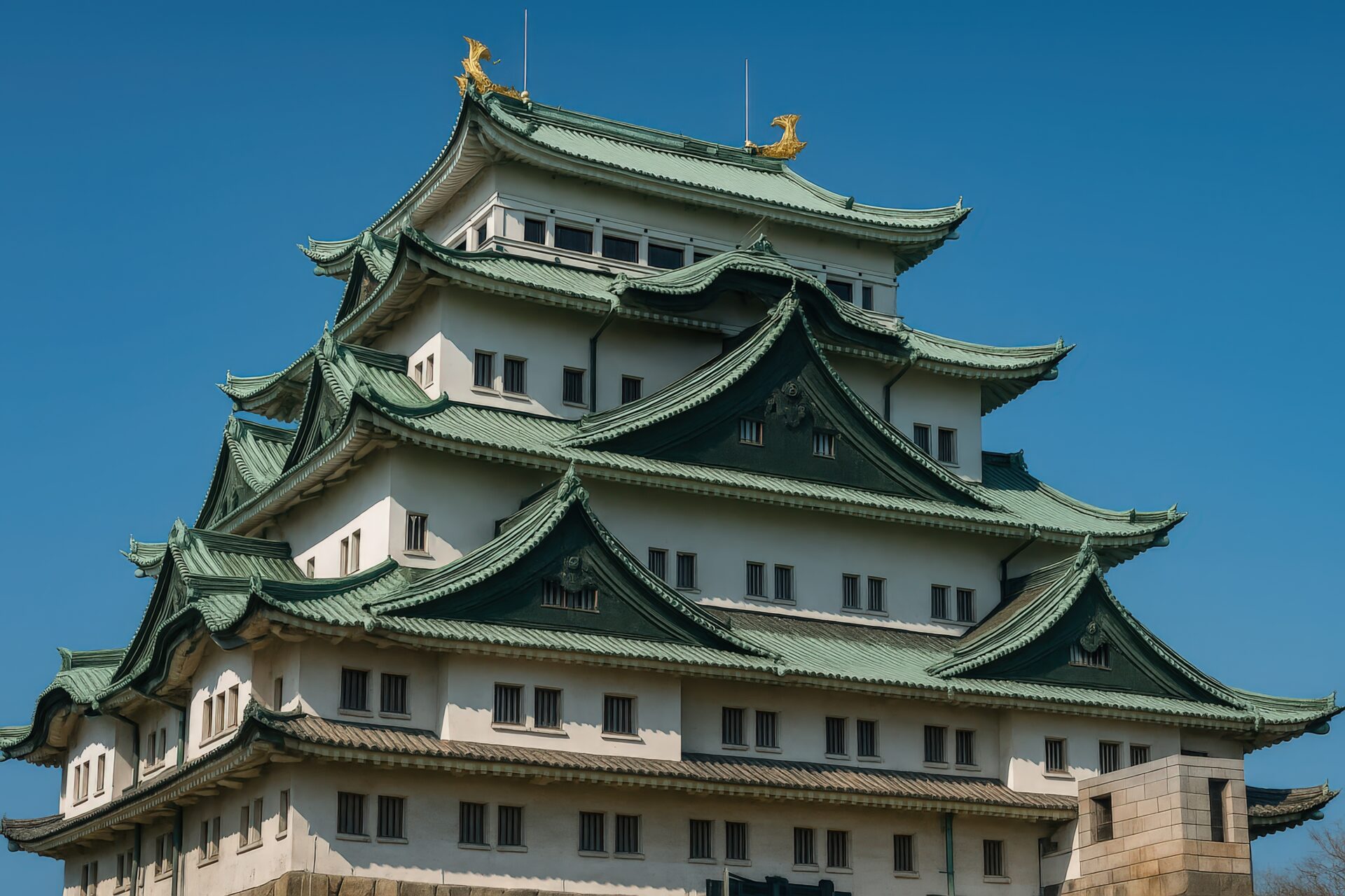 晴天の下で撮影された名古屋城の天守閣