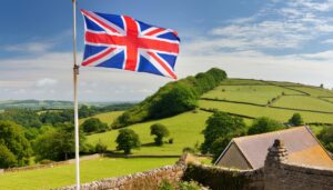丘と空を背景に掲げられたイギリス国旗