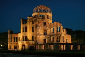 夜空の下で照らされた原爆ドーム