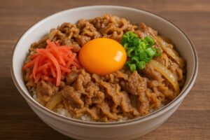 卵黄と紅生姜をのせた牛丼のアップ