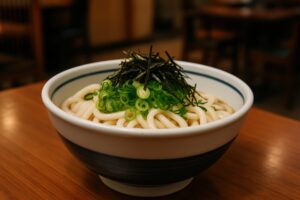 刻み海苔と青ねぎがのった温かいうどん