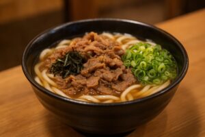 牛肉と薬味がたっぷり入ったボリューム満点の肉うどん