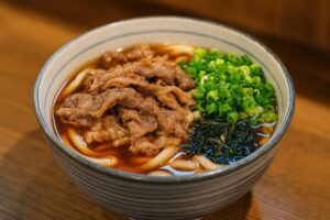 濃いめのつゆに牛肉と青ねぎをのせた肉うどん