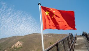 中国国旗と丘の風景