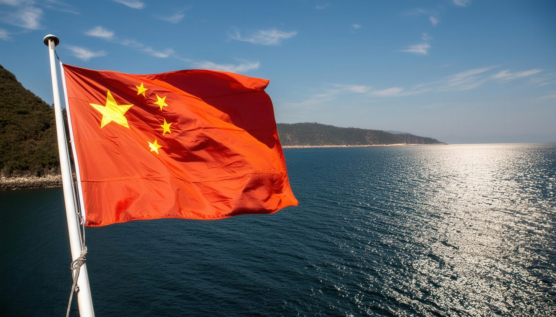 中国国旗と海の風景