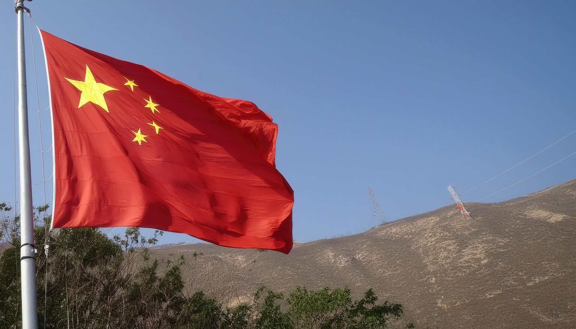 中国国旗と丘の背景