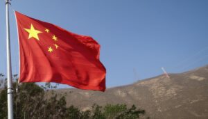 中国国旗と丘の背景