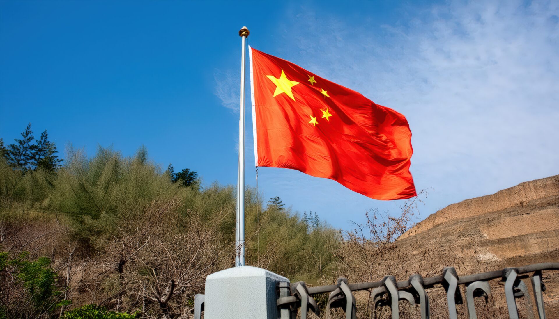 中国国旗と草木と青空