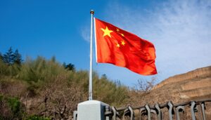 中国国旗と草木と青空