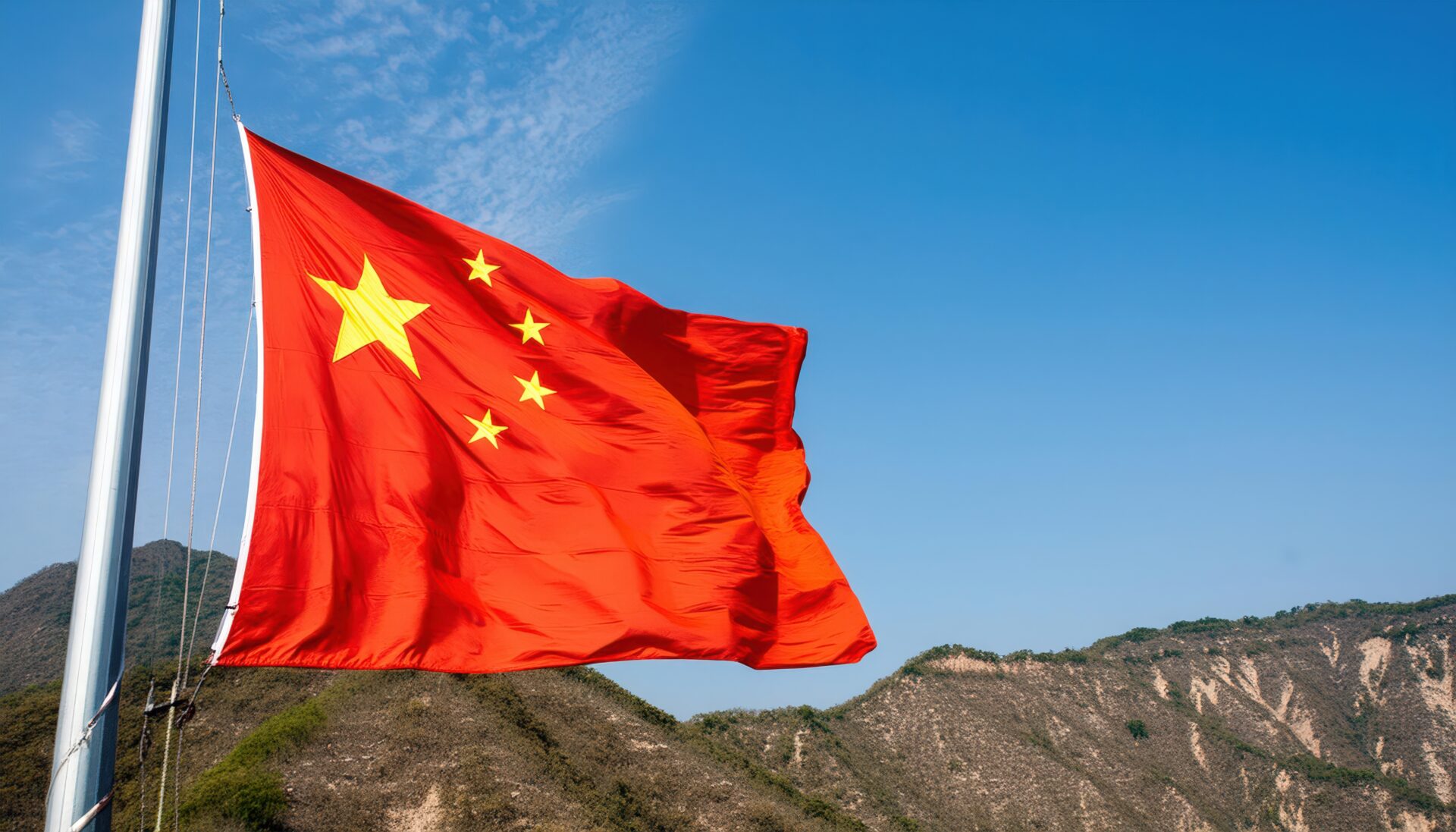 中国国旗と山の景色