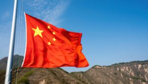 中国国旗と山の景色