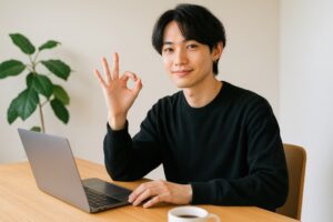 OKサインを出しながらノートパソコンを操作する男性