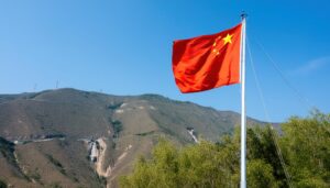 中国国旗と自然の丘陵風景