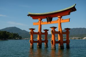 快晴の空の下に佇む厳島神社の大鳥居