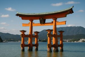 穏やかな海に立つ厳島神社の大鳥居と山々