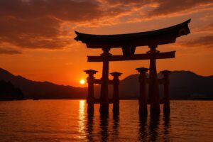 夕焼け空にシルエットが浮かぶ厳島神社の大鳥居