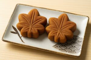 和柄の角皿に乗った二つのもみじ饅頭