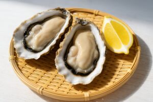 大ぶりな生牡蠣とカットレモンの盛り合わせ