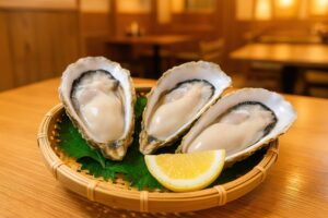 和食店の卓上に盛られた新鮮な生牡蠣とレモン