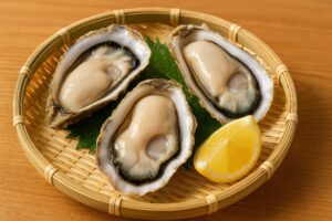 葉と一緒に盛り付けられたプリプリの生牡蠣