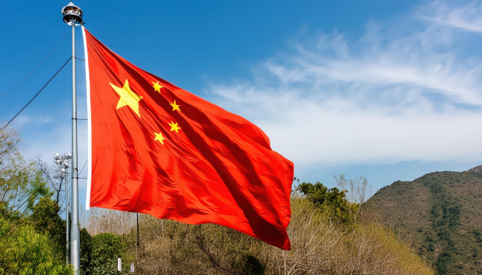 中国国旗と山と青空