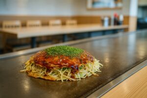 店内の鉄板で仕上げられた広島風お好み焼き