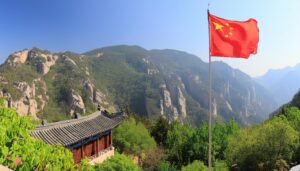 中国国旗と山岳風景