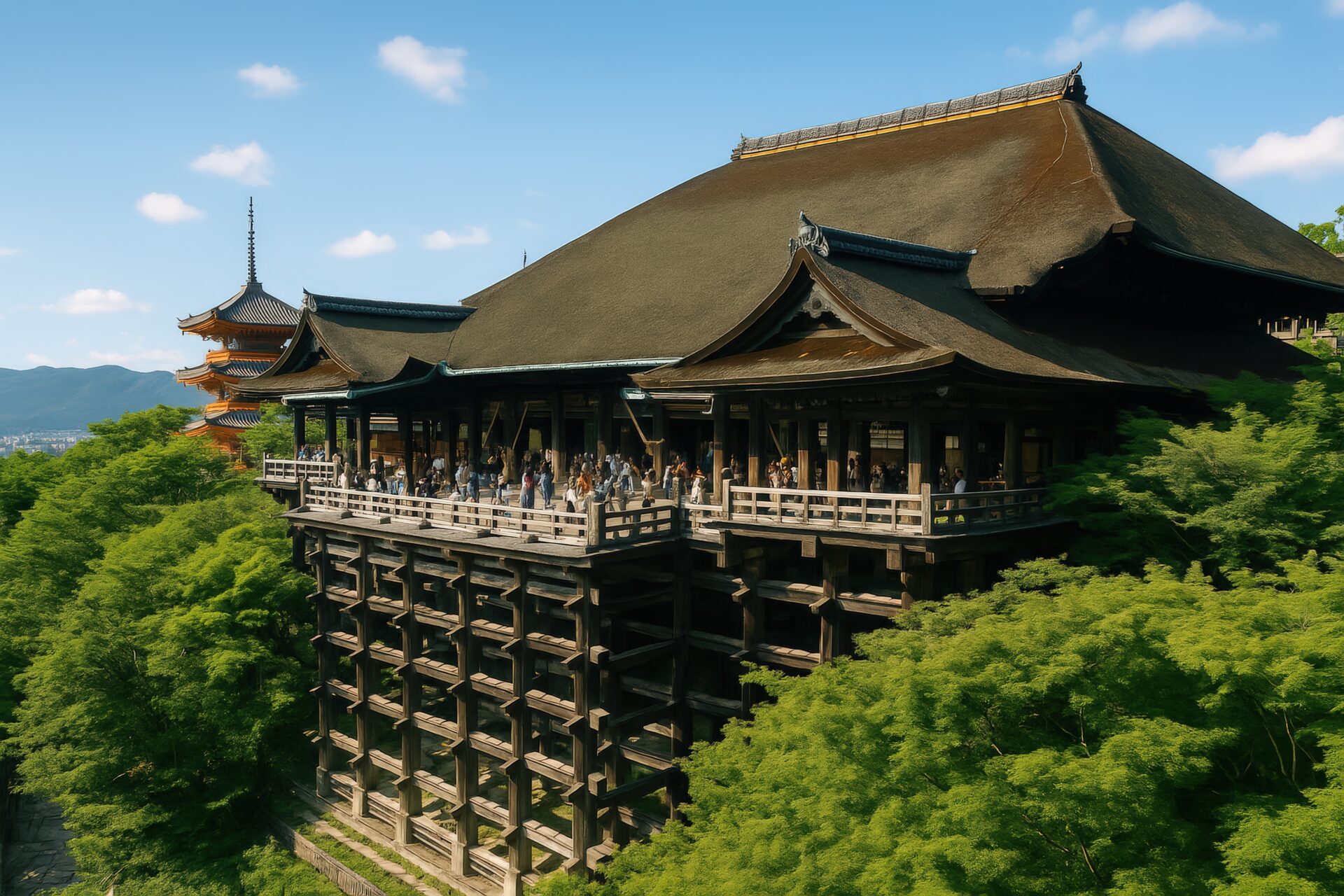 新緑に囲まれた清水寺の本堂と三重塔