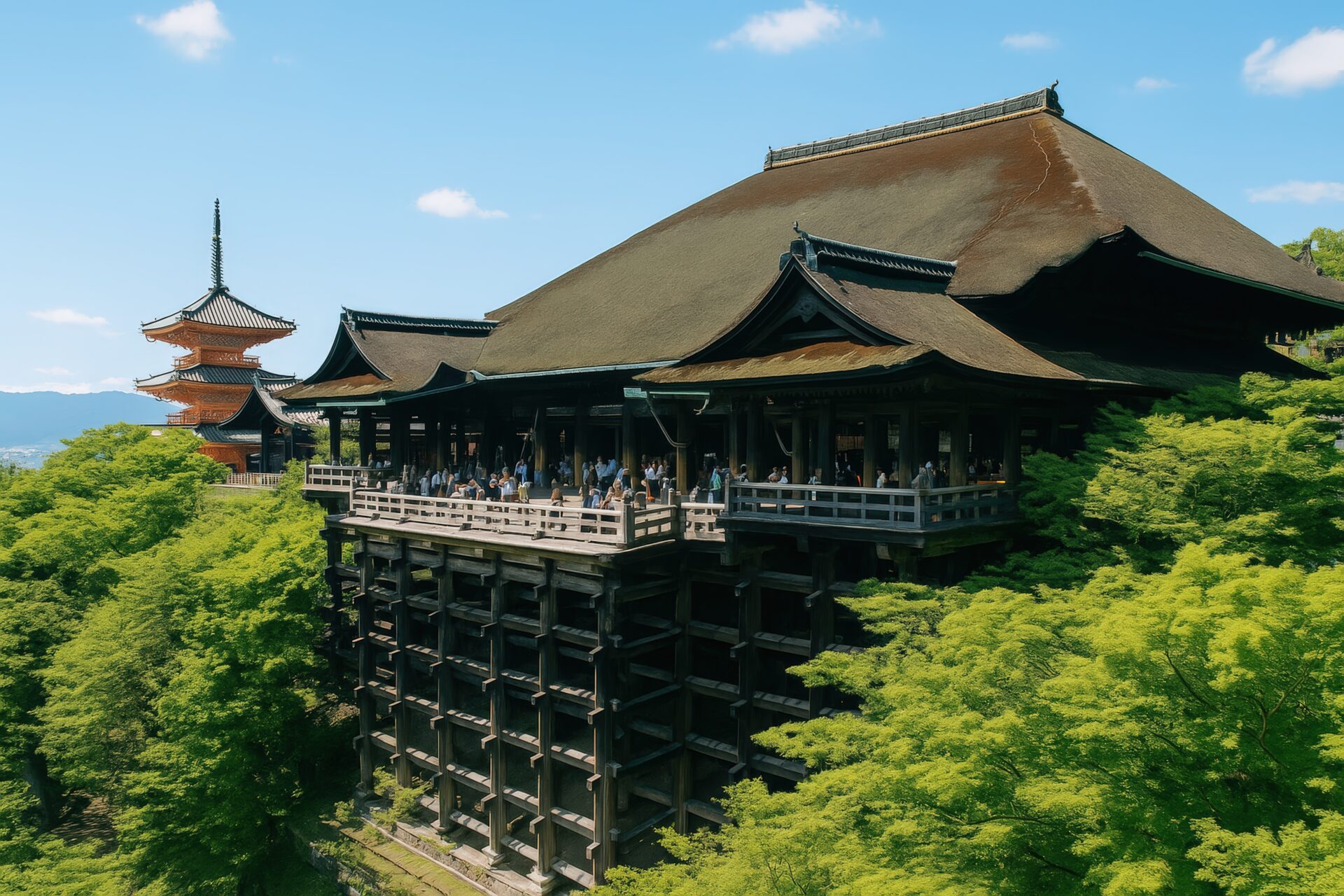 青空の下で観光客が集う清水寺の舞台