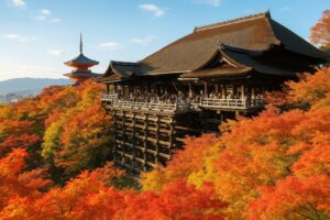 紅葉に彩られた秋の清水寺と三重塔