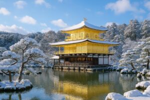 雪景色の中に佇む金閣寺