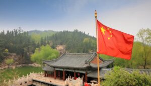 中国国旗と寺院の建物