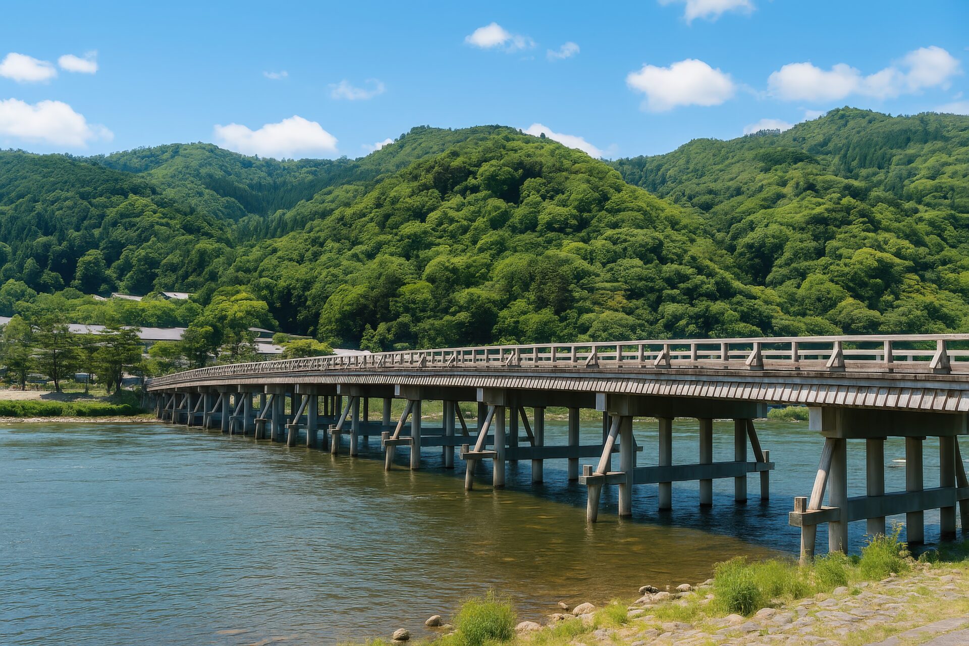 新緑の嵐山と渡月橋の風景