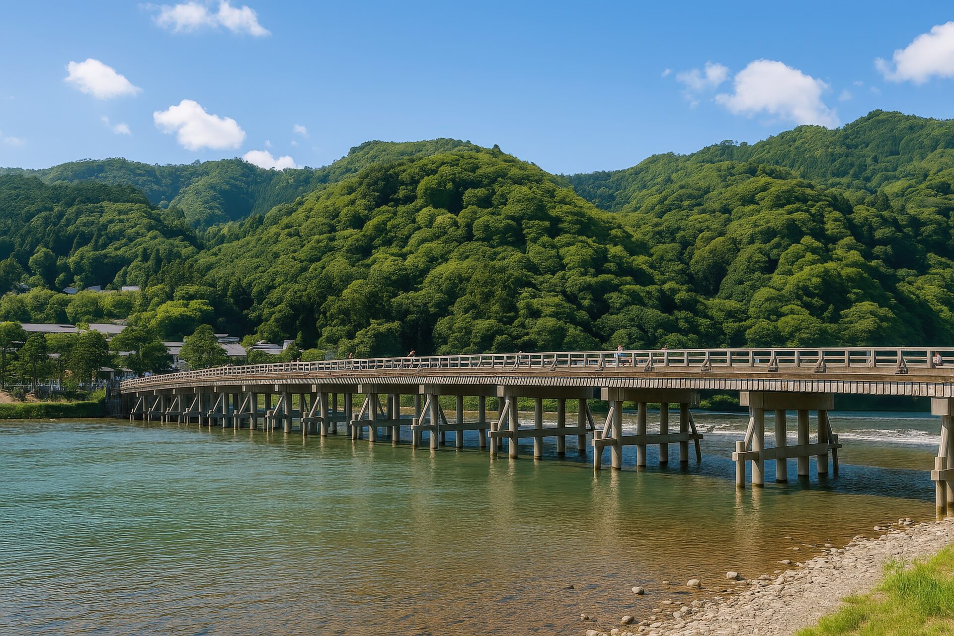 青空の下の渡月橋と緑豊かな山並み