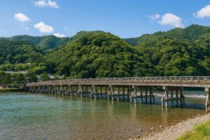 青空の下の渡月橋と緑豊かな山並み
