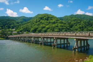 晴天の渡月橋と川の風景
