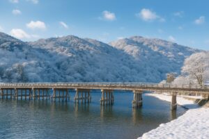 雪景色の嵐山と渡月橋