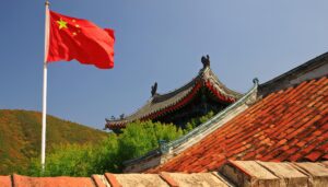 中国国旗と瓦屋根の景観