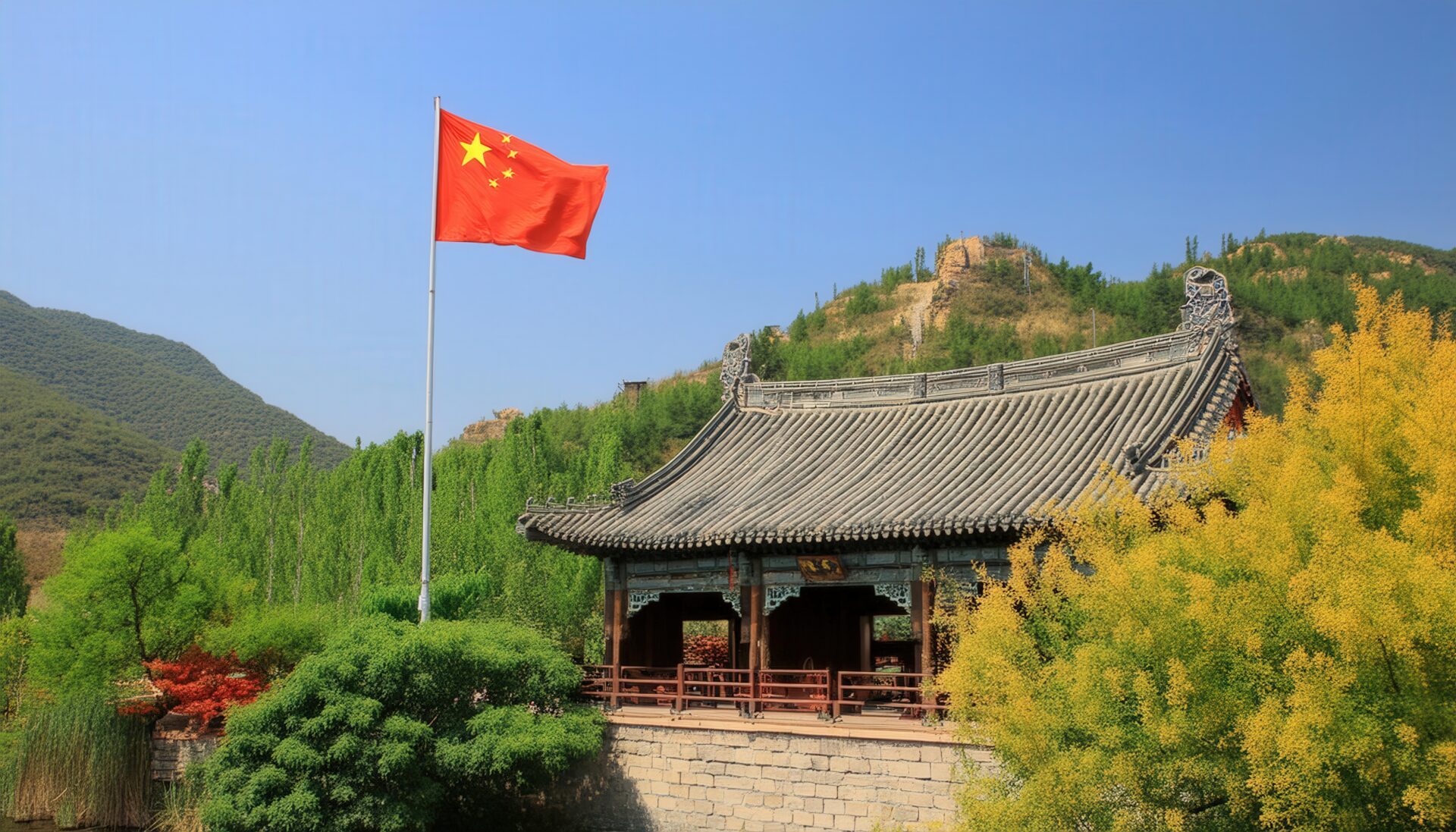 中国国旗と山間の古い建物