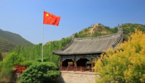 中国国旗と山間の古い建物