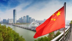 中国国旗と現代都市の景観