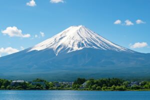 湖畔から望む雄大な富士山と街並み