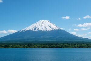 澄んだ湖と森林を背景にした富士山の風景