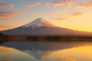 夕焼けに染まる空と富士山のシルエット